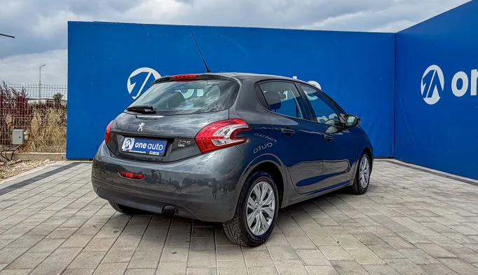 Peugeot 208  - 2013